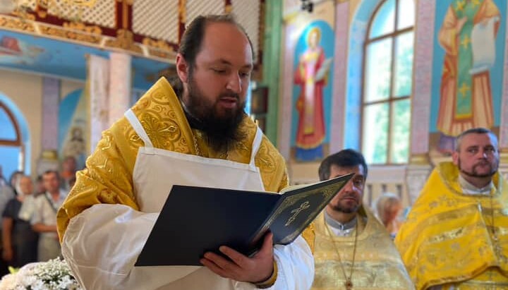 Епископ Свалявский Иларий освящает престол храма в Мукачеве. Фото: m-church.org.ua