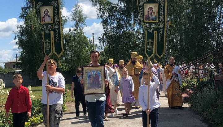 Верующие УПЦ с. Петропавловское проводят крестный ход вокруг захваченного думенковцами храма. Фото: Telegram-канал «Дозор на 