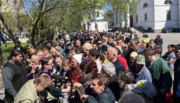 Роздача гуманітарної допомоги біля Свято-Духівського кафедрального собору УПЦ в Херсоні. Фото: pravoslavie.ks.ua 