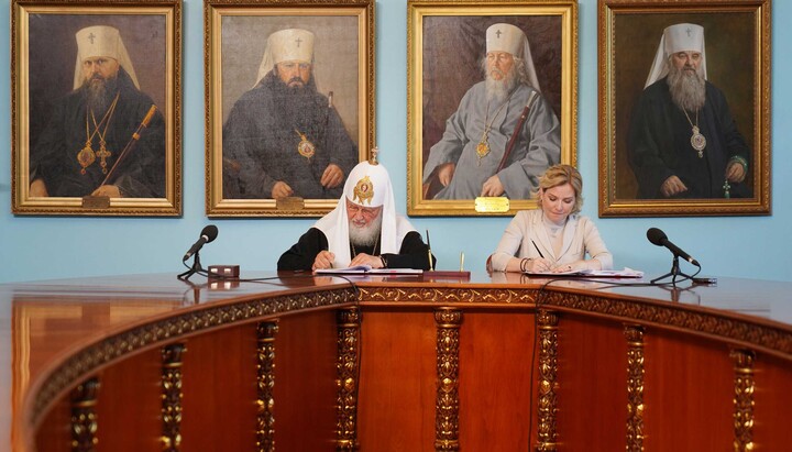 Патріарх РПЦ підписує договір про прийом «Трійці» у безоплатне користування. Фото: сайт Московської патріархії
