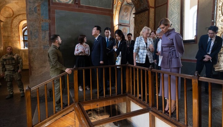 Volodymyr Zelenskyy and Yun Sok Yol at St. Sophia’s Cathedral. Photo: president.gov.ua