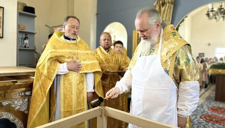 Освящение престола. Фото: m-church.org.ua