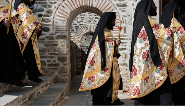 Афонские монахи. Фото: vimaorthodoxias.gr