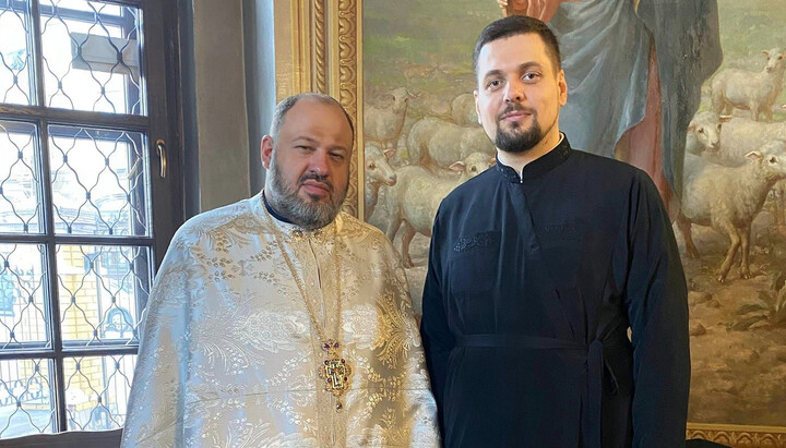 Андрій Ковальов (праворуч) разом зі своїм «духівником» із ПЦУ. Фото: facebook.com/andriy.kovalov