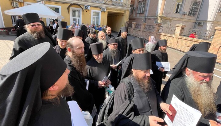 Монахи Киево-Печерской лавры перед Хозяйственным судом Киева. Фото: Лавра сейчас