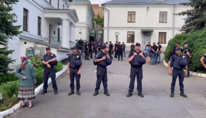 The police block the buildings of the Kyiv-Pechersk Lavra. Photo: UOJ