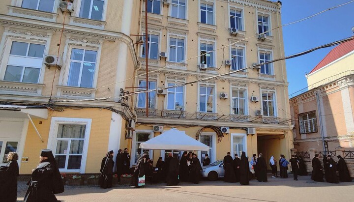 Братия Лавры возле Хозяйственного суда Киева. Фото: Telegram-канал «Киево-Печерская Лавра»
