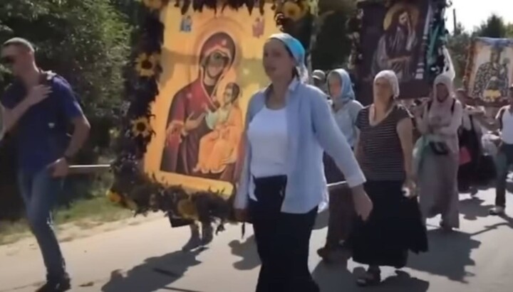 The cross procession from Kamianets-Podilskyi to Pochaiv in 2022. Photo: a screenshot of the UOJ’s video 