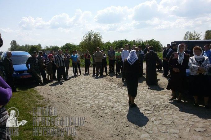 У селі Кам'яниця активісти УПЦ КП намагаються скинути авто священика УПЦ у річку та не дають йому відслужити літію