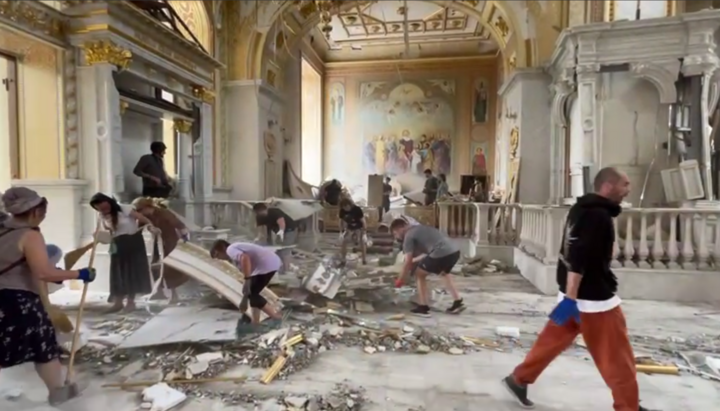 Parishioners removing the rubble of the destroyed Transfiguration Cathedral. Photo: UOJ