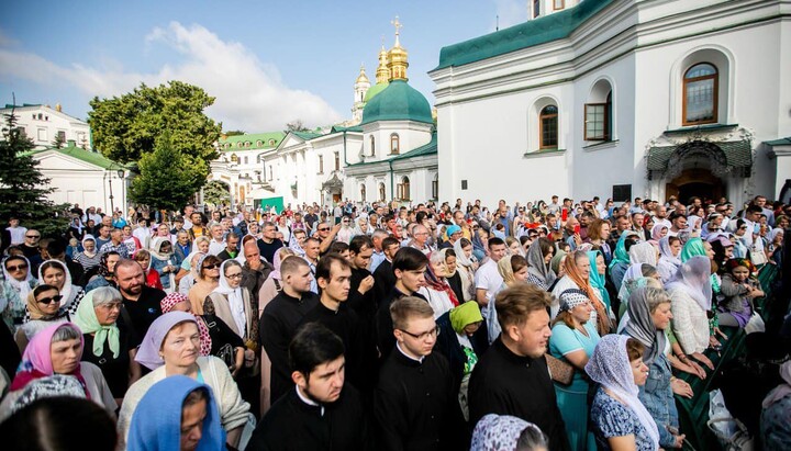 Тысячи людей на литургии в Лавре. Фото: скриншот видео facebook.com/Church.ua