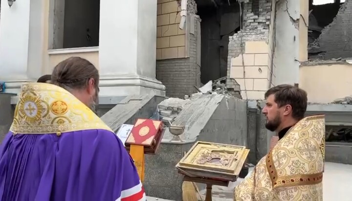 A prayer service in front of the destroyed cathedral in Odesa. Photo: a video screenshot from t.me/miryany