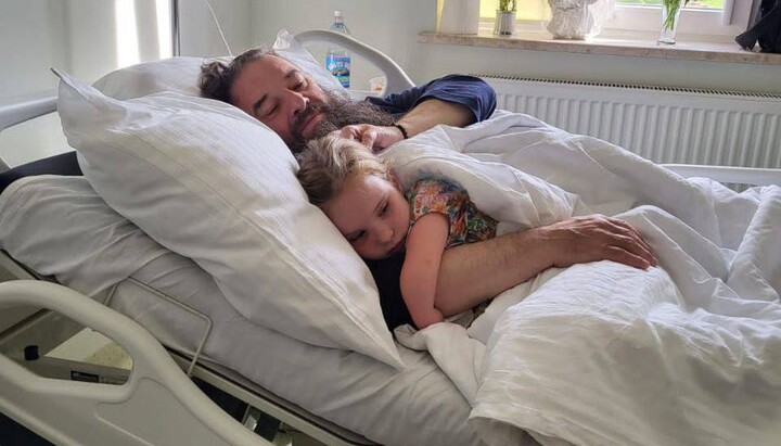 Una dintre fiicele sale adoptive a venit la Vlădica Longhin în spital. Imagine: 