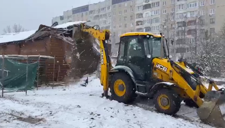 Demolition of the St Vladimir Church of the UOC in Lviv by the authorities. Photo: a screenshot from the M. Kozitsky’s TG channel 
