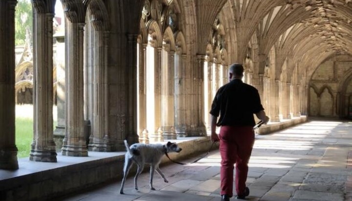 Відвідувач собору із собакою. Фото: englishcathedrals.co.uk
