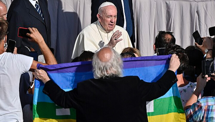 Папа Франциск и флаг ЛГБТ. Фото: dailymail.co.uk