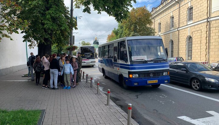 Buses of the OCU at the Kyiv Pechersk Lavra. Photo: UOJ