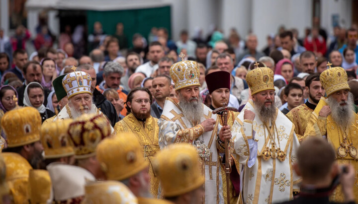 Предстоятель і віряни УПЦ в Києво-Печерській лаврі. Фото: news.church.ua