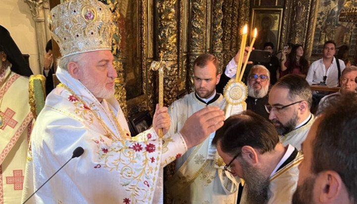 Архієпископ Елпідофор благословляє Феофана (Койю). Фото: orthodoxtimes