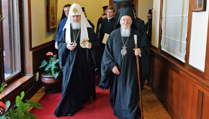 Патріарх Кирил (ліворуч) і патріарх Варфоломій (праворуч). Фото: bbc.com