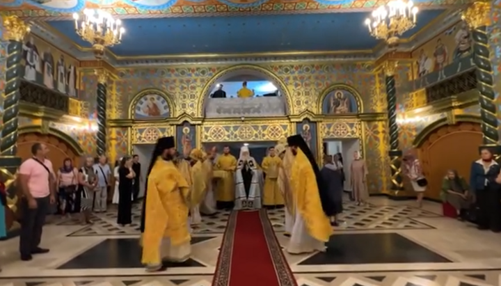 Митрополит Агафангел возглавил литургию в нижнем храме кафедрального собора в Одессе. Фото: скриншот видео facebook.com/Odesskaja.eparhija