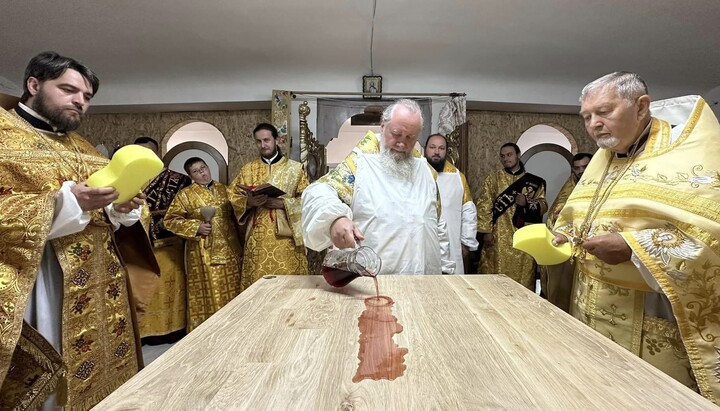 Митрополит Феодор освящает престол в храме в честь св. жен-мироносиц в Иршаве. Фото: m-church.org.ua