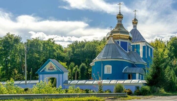 Покровский храм в с. Адамовка. Фото: страница Виньковецкого благочиния УПЦ в Facebook