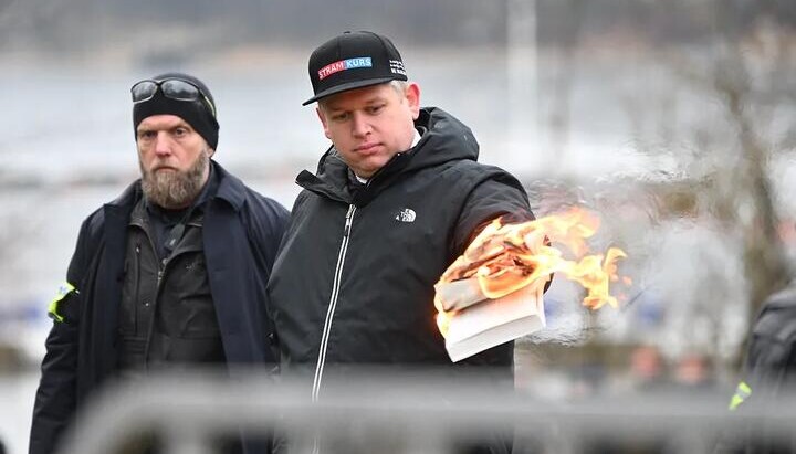 Участник акции по сожжению Корана в Швеции. Фото: reuters.com