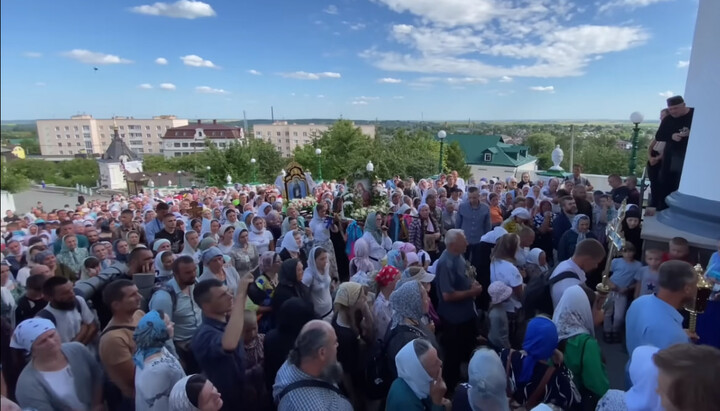 Крестный ход верующих УПЦ в Почаевскую лавру. Фото: скриншот видео YouTube-канала «Мир»