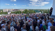 Hundreds of UOC believers come in procession to Pochaiv Lavra