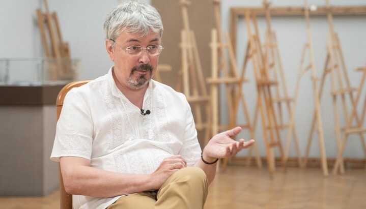 Ткаченко интересуется у Предстоятеля УПЦ, почему он не согласен служить с Думенко. Фото: BBC