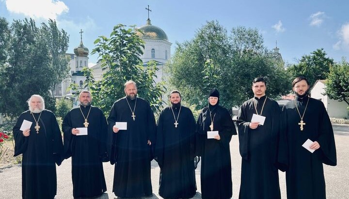 Священники Київської єпархії передали 55 тис. грн. Фото: t.me/blago_church_ua