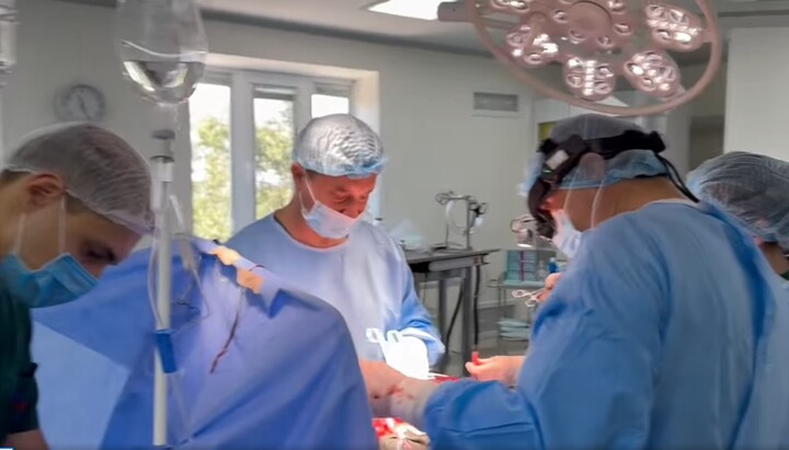 Перша операція на серці у клініці при Вознесенському монастирі УПЦ у Банченах. Фото: скріншот відео на сторінці Б. Тодурова у Facebook
