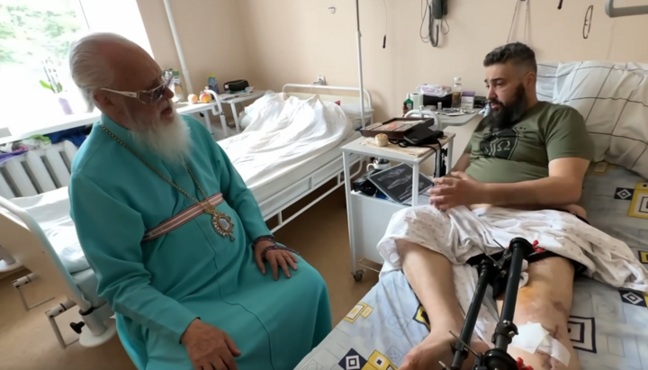 Митрополит Агафангел посетил раненого священника Илью Маниту. Фото: Одесская епархия