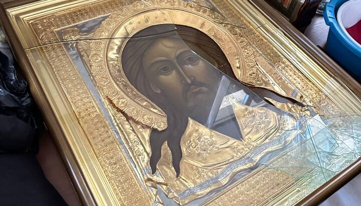 Vandal damages icon of Saviour in St. Agapitus of Caves Church