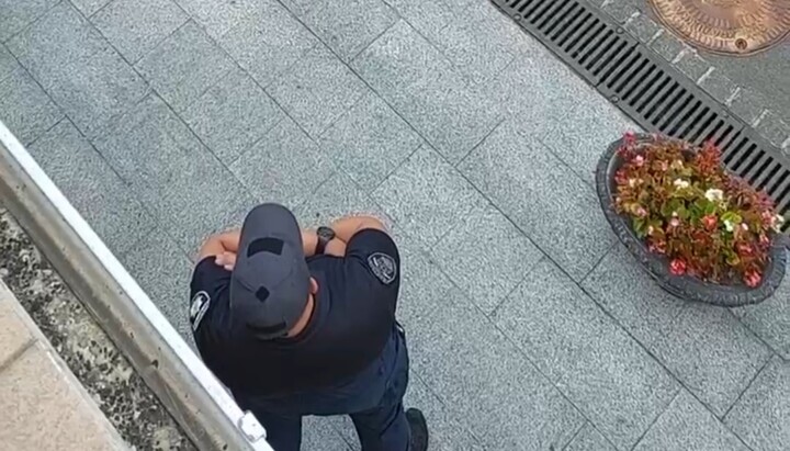 Полицейский не разрешает передавать еду людям. Фото: скриншот видео telegram-канала «Лавра Сейчас»