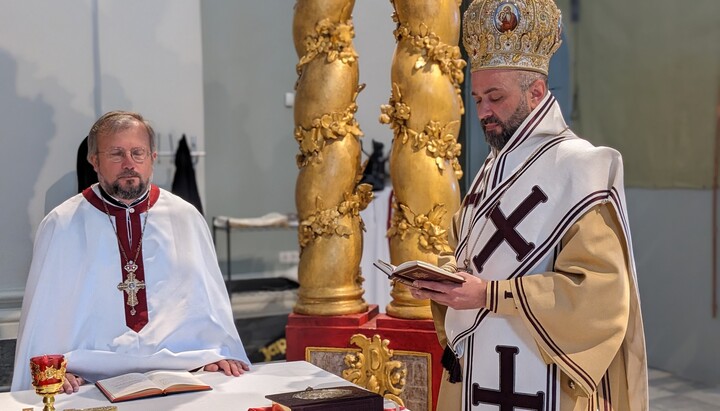 Ο Αρχιμανδρίτης της Ρ/Καθ. Εκκλησίας συλλειτουργεί με τον Επίσκοπο του Φαναρίου. Φωτογραφία: Facebook Σταυροπηγία του Φαναρίου στο Κίεβο