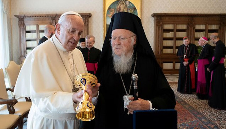 Папа и патриарх Варфоломей рассматривают евхаристическую чашу. Фото: aif.ru