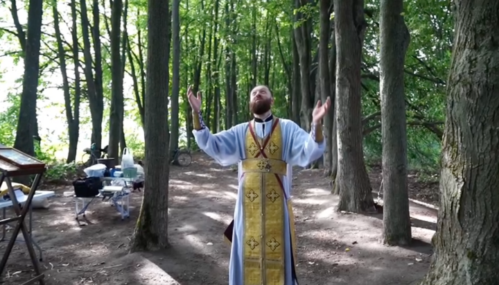The priest of the Intercession community of Trebukhiv is forced to serve in the forest. Photo: Beyond the Boundaries