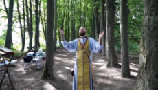 Община Требухова, у которой ПЦУ отобрала храм, собирается на службы в лесу