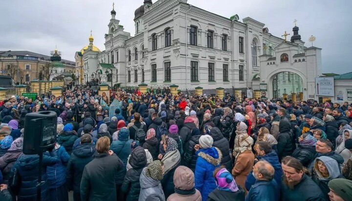 Believers in front of the entrance to the Kyiv-Pechersk Lavra. Photo: Myriany
