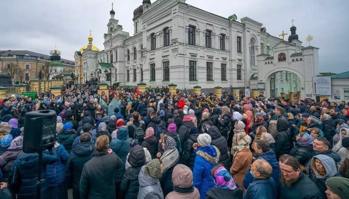 Верующие перед входом в Киево-Печерскую лавру. Фото: «Миряне»