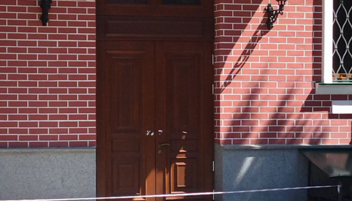 Σπασμένη σφραγίδα στις πόρτες της κατοικίας του Μητροπολίτη Ονούφριου στη Λαύρα. Φωτογραφία: ΕΟΔ
