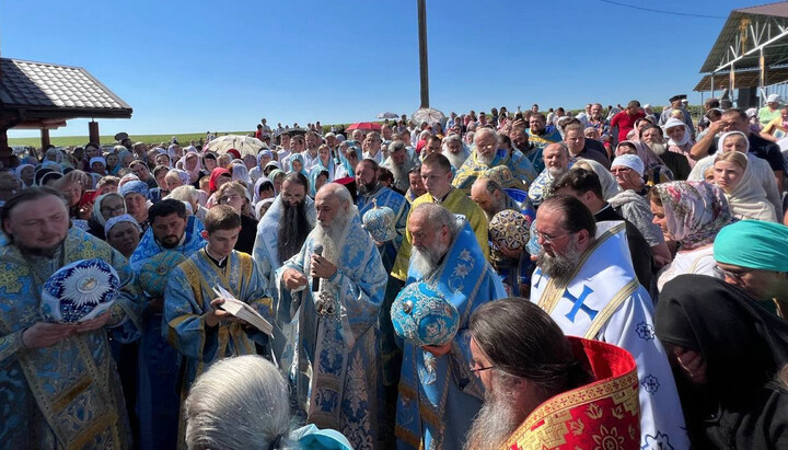 Архиереи и верующие УПЦ в Иосафатовой долине. Фото: eparhia.vn.ua