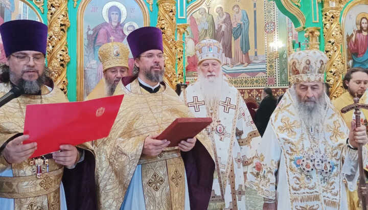 Archpriest Alexander Rentel, on behalf of Metropolitan Tikhon, congratulates His Beatitude. Photo: news.church.ua
