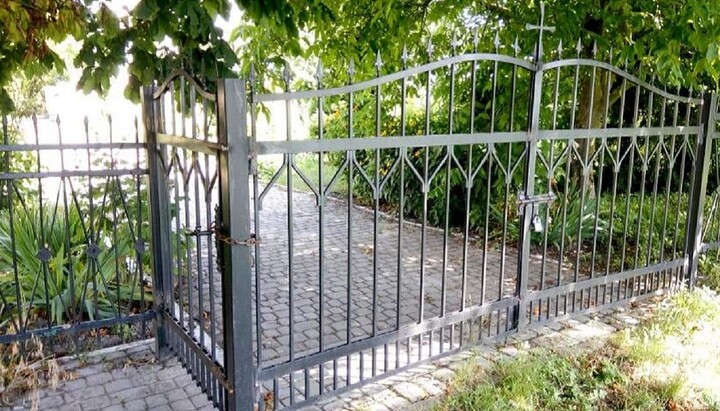 Заварені кліриком ПЦУ ворота у Белзі. Фото: Еспресо
