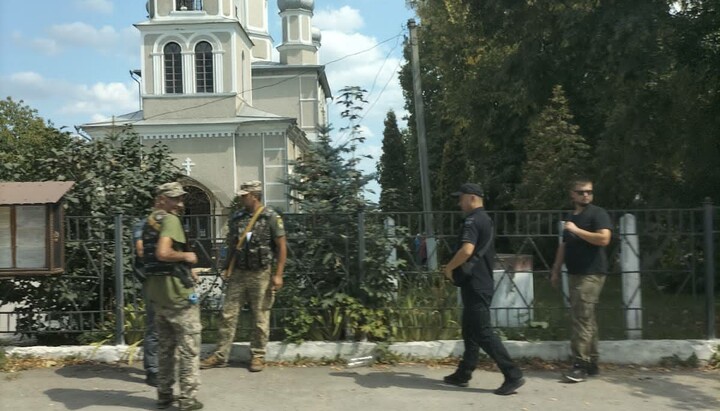 Військові біля храму УПЦ Різдва Богородиці в с. Довжок. Фото: СПЖ