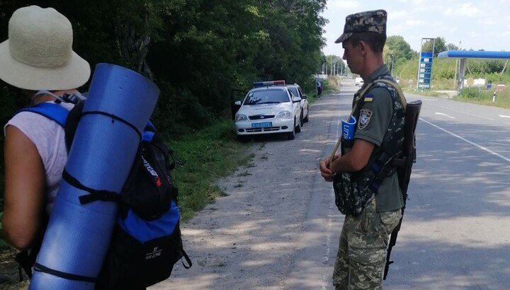 The pilgrims were stopped 12 kilometers from Kamyanets-Podilsky. Photo: UOJ
