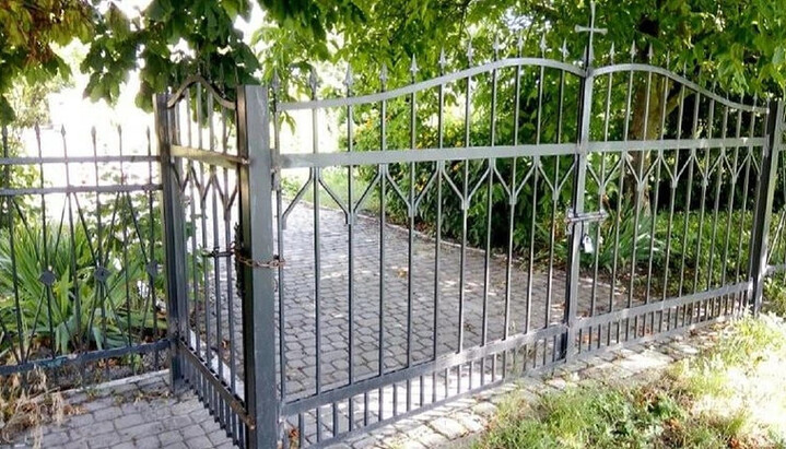 Заваренные клириком ПЦУ ворота в Белзе. Фото: Еспресо