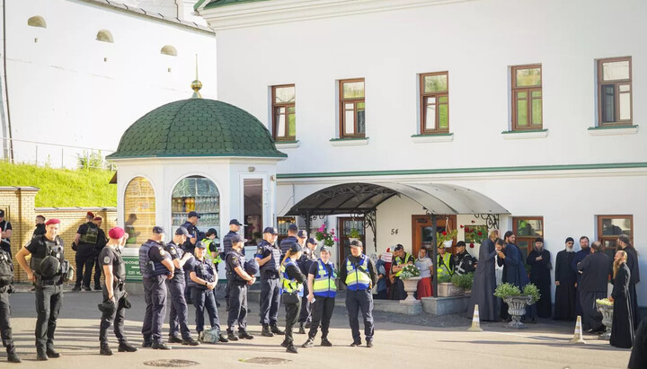 Полицейские блокируют передвижение монахов и паломников в Киево-Печерской лавре. Фото: lavra.ua 